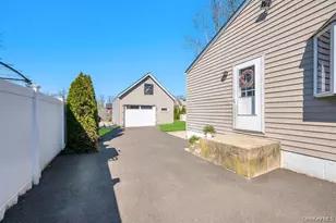 28 St Joseph Ave, Ronkonkoma, NY 11779 - Photo 4
