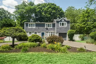 1634 N Gardiner Dr, Bay Shore, NY 11706 - Photo 2
