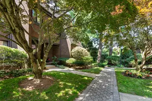 60 Pheasant Run, Roslyn, NY 11576 - Photo 2