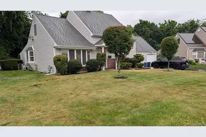 7 Oaktree Lane, Huntington Station, NY 11746 - Photo 2