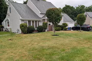 7 Oak Tree Ln, Huntington Station, NY 11746 - Photo 2
