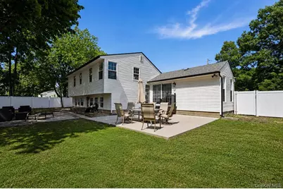 566 Locust Avenue, Oakdale, NY 11769 - Photo 24