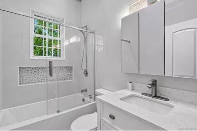 566 Locust Avenue, Oakdale, NY 11769 - Photo 4
