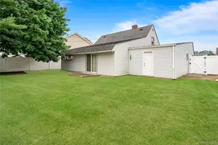 30 Bent Ln, Levittown, NY 11756 - Photo 16