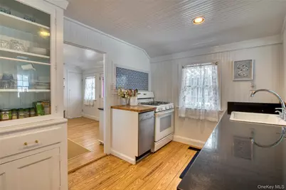 8440 Main Road, East Marion, NY 11939 - Photo 4