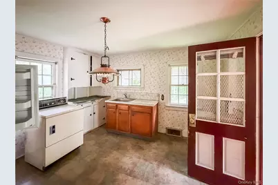 126 S Quaker Lane, Hyde Park, NY 12538 - Photo 2