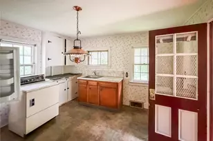 126 S Quaker Ln, Hyde Park, NY 12538 - Photo 2