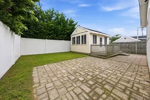 95 E Riviera Dr, Lindenhurst, NY 11757 - Photo 16