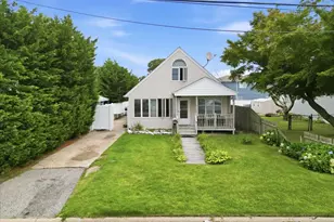95 E Riviera Dr, Lindenhurst, NY 11757 - Photo 2