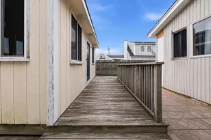 95 E Riviera Dr, Lindenhurst, NY 11757 - Photo 18