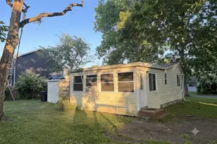 33 Elm Rd E, Mastic Beach, NY 11951 - Photo 4