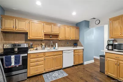 20 Cottage Drive, Farmingville, NY 11738 - Photo 4