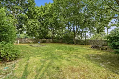 100 Harrisburg Street, Bay Shore, NY 11706 - Photo 34