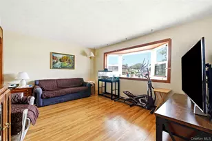 100 Harrisburg St, Bay Shore, NY 11706 - Photo 12