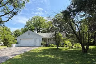 21 Old Farm Rd, Great Neck, NY 11020 - Photo 2