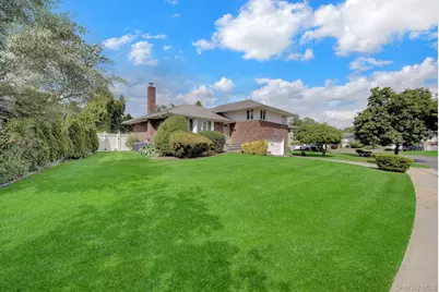 38 Center Drive, Syosset, NY 11791 - Photo 4