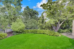 38 Center Dr, Syosset, NY 11791 - Photo 32