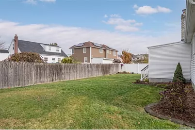 20 E Seacrest Avenue, Lindenhurst, NY 11757 - Photo 14
