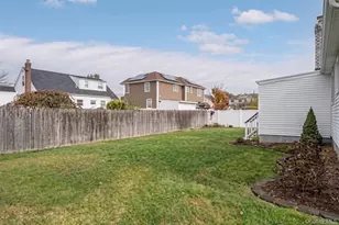 20 E Seacrest Ave, Lindenhurst, NY 11757 - Photo 14
