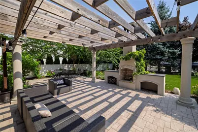 7 Yorkshire Road, Rockville Centre, NY 11570 - Photo 4