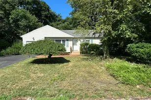 94 Arlington Rd, Ronkonkoma, NY 11779 - Photo 2