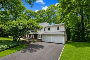 17 Arbor Ln, Dix Hills, NY 11746 - Photo 2
