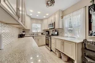 38 E Lyons St, Melville, NY 11747 - Photo 16