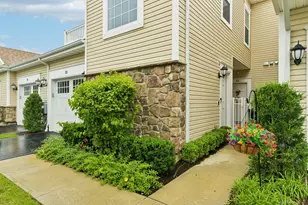 33 Greentree Ct, Shirley, NY 11967 - Photo 2
