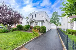 54 Edgewood Rd, Port Washington, NY 11050 - Photo 2