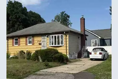 330 Vespucci Avenue, Copiague, NY 11726 - Photo 2