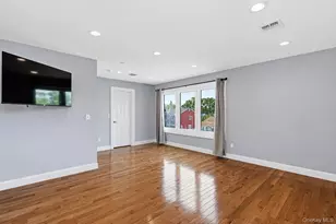 762 Pecan St, Lindenhurst, NY 11757 - Photo 10