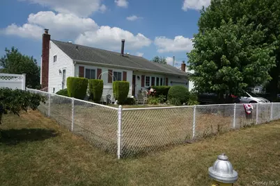820 N Indiana Avenue, Lindenhurst, NY 11757 - Photo 2