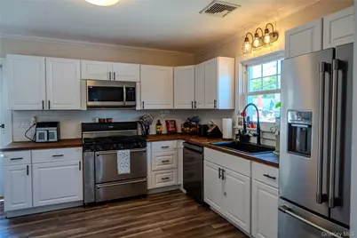 156 Fairview Avenue, Bayport, NY 11705 - Photo 8