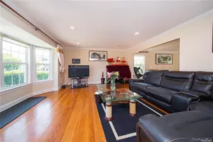 66 Maple St, Roslyn Heights, NY 11577 - Photo 4