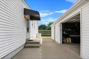 426 N 4th St, Lindenhurst, NY 11757 - Photo 8