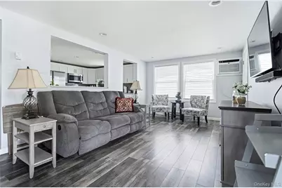 35 Village Circle S, Manorville, NY 11949 - Photo 4