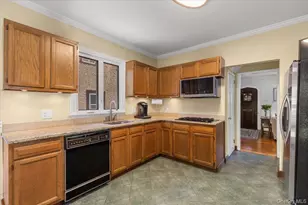 1072 Hunter Ave, Pelham, NY 10803 - Photo 14