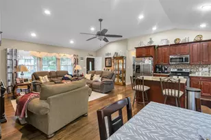84 Juniper Ave, Ronkonkoma, NY 11779 - Photo 6