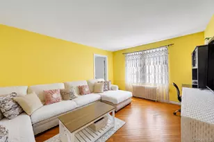 352 W Valley Stream Blvd, Valley Stream, NY 11580 - Photo 4