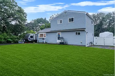 40 E Oakdale Street, Bay Shore, NY 11706 - Photo 2
