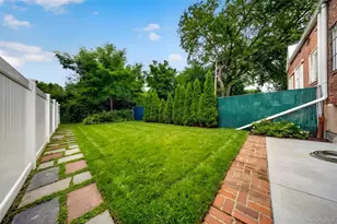 67-06 Thornton Pl, Forest Hills, NY 11375 - Photo 16