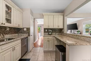 72 Pembrook Dr, Mineola, NY 11501 - Photo 16