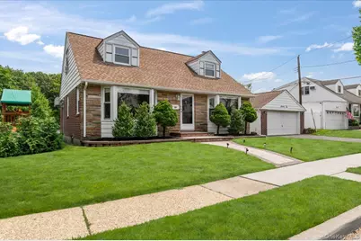 72 Pembrook Drive, Mineola, NY 11501 - Photo 2