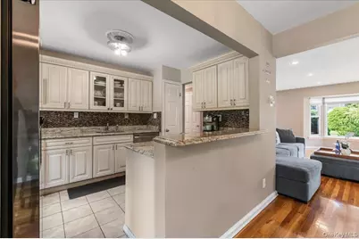 72 Pembrook Drive, Mineola, NY 11501 - Photo 14