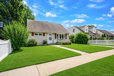 112 Franklin Place, Massapequa, NY 11758 - Photo 2