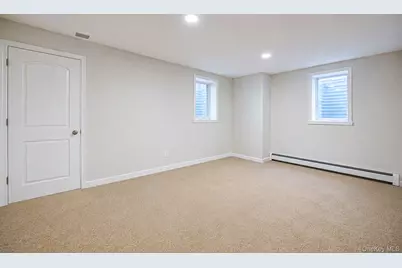 1096 Manor Lane, Bay Shore, NY 11706 - Photo 38