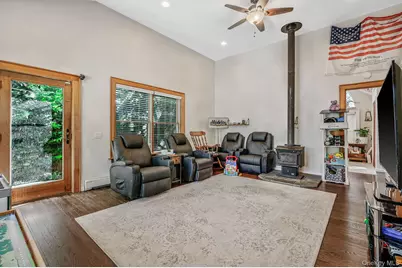 1096 Manor Lane, Bay Shore, NY 11706 - Photo 18