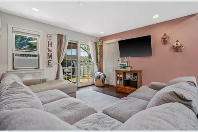 1096 Manor Lane, Bay Shore, NY 11706 - Photo 26