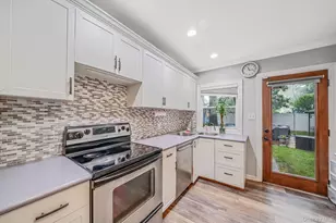 208 Avenue C, Ronkonkoma, NY 11779 - Photo 8