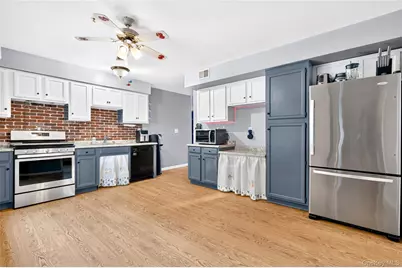 105 Robinhood Lane, West Nyack, NY 10994 - Photo 18